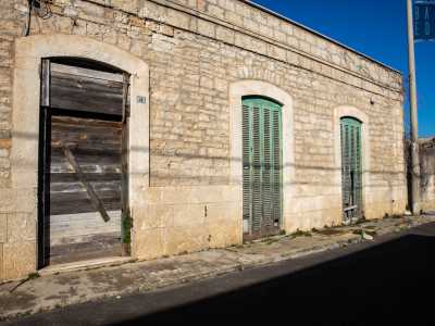 Prima di tutto un basso edificio in pietra bianca, oggi ridotto a poco pi� che un rudere, con le porte sbarrate da assi di legno...